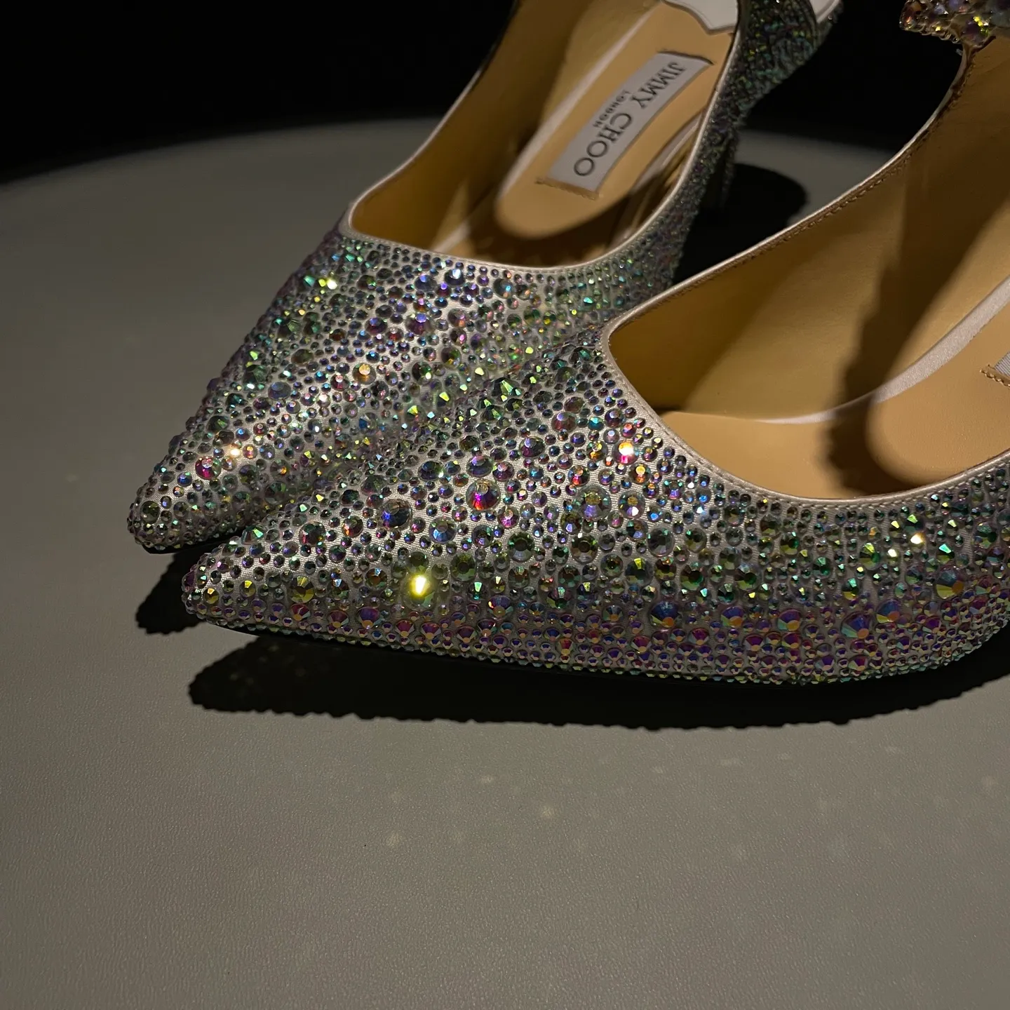 💕💕Factory direct selling price p680💕💕Jimmy Choo/Jimmy Choo classic diamond chain, pointed toe high-heeled slippers, crystal slippers, superb crystal slippers, so beautiful that you can’t take your eyes away. The shape of the shoes is very delicate, not too narrow and long, and the internal space is enough to allow the toes to relax enough. The rhinestones outline a charming arc on the instep, which is simply beautiful. It has a 360-degree surrounding fairy atmosphere, gorgeous but not exaggerated! ! The fabric is made of original customized material. The lining and toes are made of imported sheepskin. Customized A-grade Italian cowhide genuine leather sole. Heel height: 6.5cm 8.5cm Size: 35-39 (34/40/41/42/43 customized)